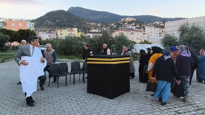 Benim gibi dini olmayanlar bu konuda ne diyor Kabe maketi olayı hakkında?