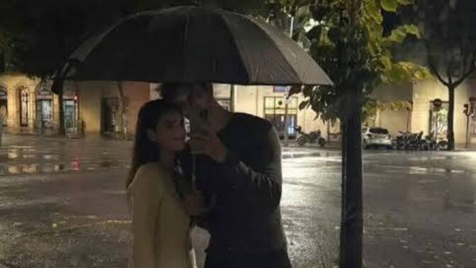 Yağmurun altında kiminle yanyana ya da elele yürümek isterdiniz?