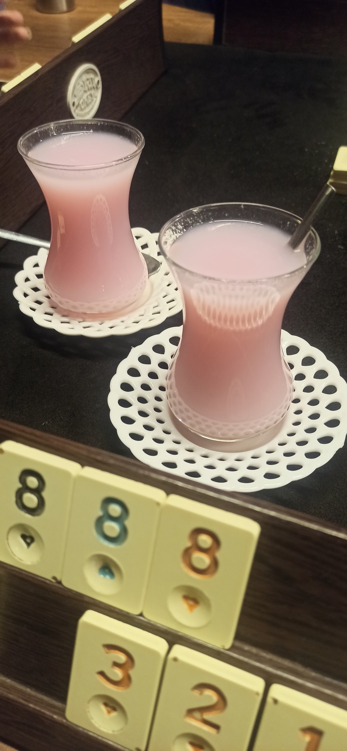 Bazı insanlar kahve kızı, bazıları matcha kızı… ben direkt oralet kızıyım galiba 💃🏻Peki siz hangi içeceksiniz?