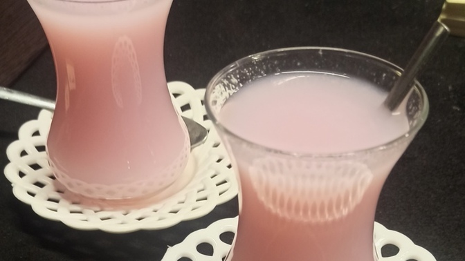 Bazı insanlar kahve kızı, bazıları matcha kızı… ben direkt oralet kızıyım galiba 💃🏻Peki siz hangi içeceksiniz?