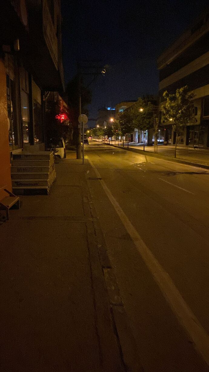 Işıkların aydınlattığı boş sokak, karakterin dışarıya yansıyan tarafını mı temsil eder, yoksa içteki karanlığı mı?
