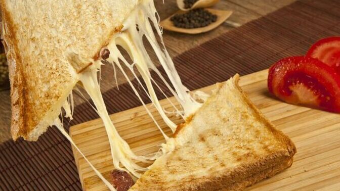 Sizin için mükemmel tost nasıl olmalı bol kaşarlı tost mu yoksa sade tost mu?