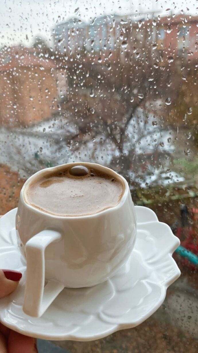 Yağmurlu bir sabahtan günaydınlar! Günün ilk kahvesine benimle kimler eşlik eder☕️?