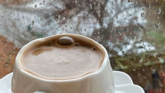 Yağmurlu bir sabahtan günaydınlar! Günün ilk kahvesine benimle kimler eşlik eder☕️?
