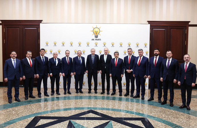 İnsanlar neden iktidarı savunuyor?
