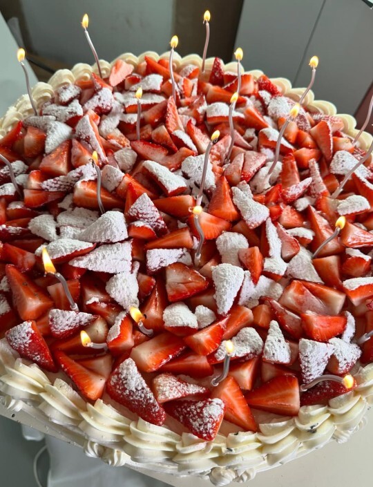 Bu meyveli çilekli 🍓 yaş pastayı kaç günde bitirebilirsin?
