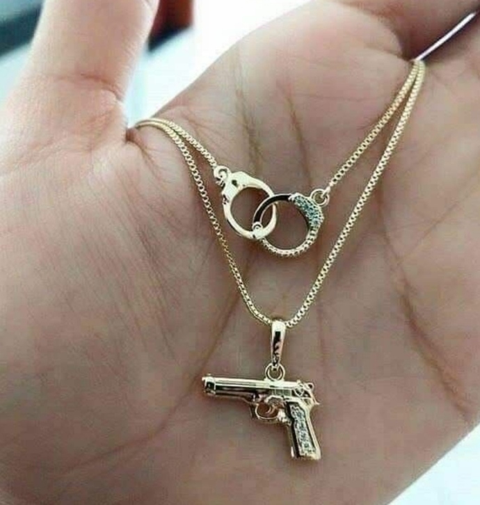 Benimle uyumlu bir kolye bu arada 🔫😎🤍😅