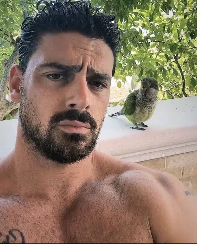 Bu adam diğer erkeklerden neden bu kadar farklı, nereden düştü başımıza?