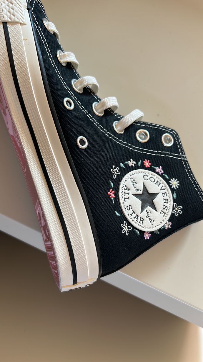 Dün outletten aldığım Adidas ve Converse ayakkabılar sizce nasıl olmuş?
