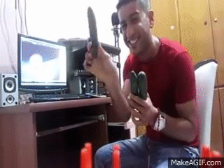Arkadaşımı ziyarete geldim, abisi karşıma geçti böyle oturuyor napıcam?