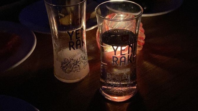 Rakı içerken insan neden geçmişe döner?