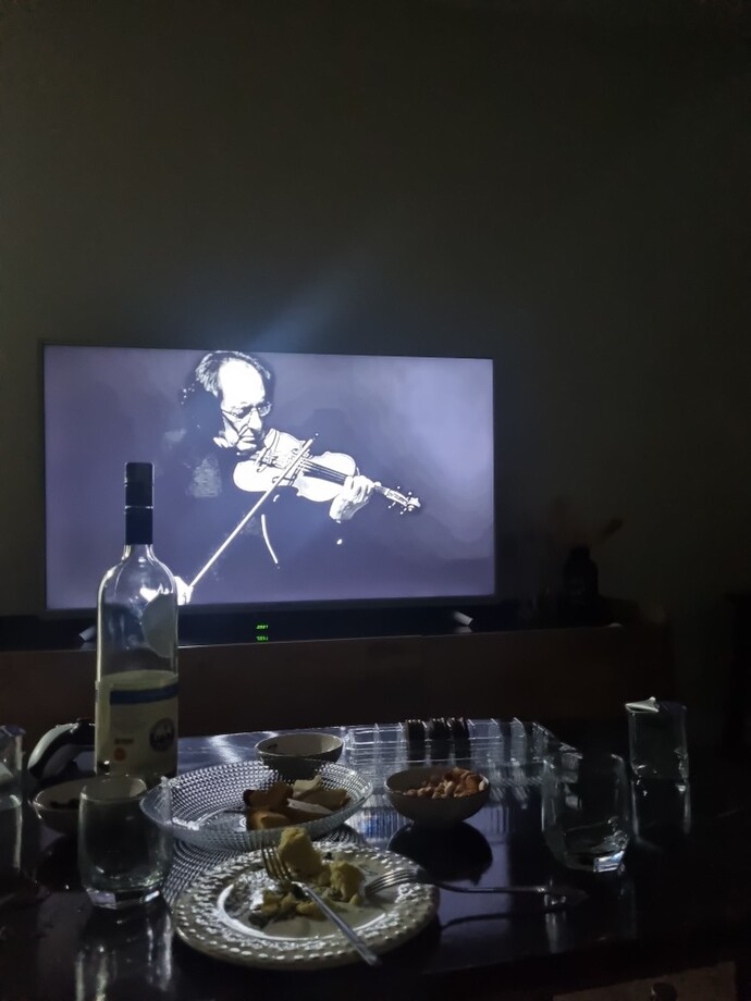 Rakı içerken dinlenecek en efsane Türkçe şarkılar neler?