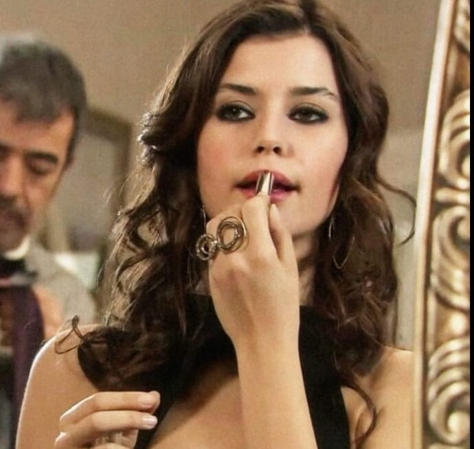 Sakın eller titremesin! Ruj sürmek 💄 ince işçilik midir?