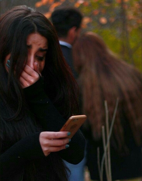 Sevgilinin eski sevgilisini takip etmesi ayrılık sebebi midir?