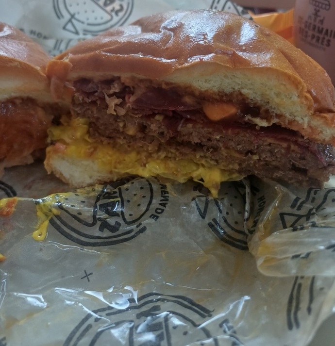 Evde yapılan hamburger mi daha sağlıklı ve lezzetli yoksa dışarıdan hamburger mi?