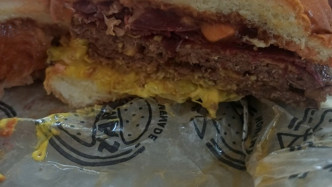 Evde yapılan hamburger mi daha sağlıklı ve lezzetli yoksa dışarıdan hamburger mi?