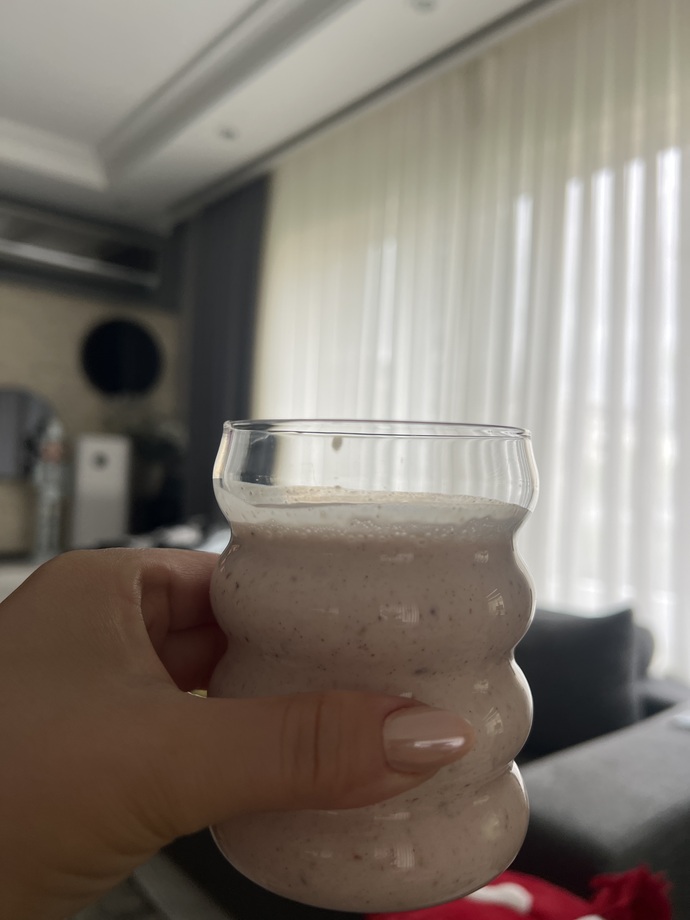 Çilek, Hindistan cevizi yağı, keten tohumu, az damla sakızı , yulaf ve kefir tabii ki laktozsuz 🤗🙃