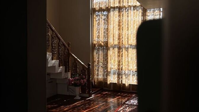 Modern bembeyaz ruhsuz evler mi yoksa sıcak renkli ciceklerle dolu vintage havası veren ev mi?