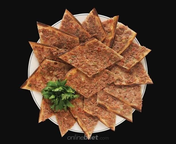Lahmacun mu etli ekmek mi?