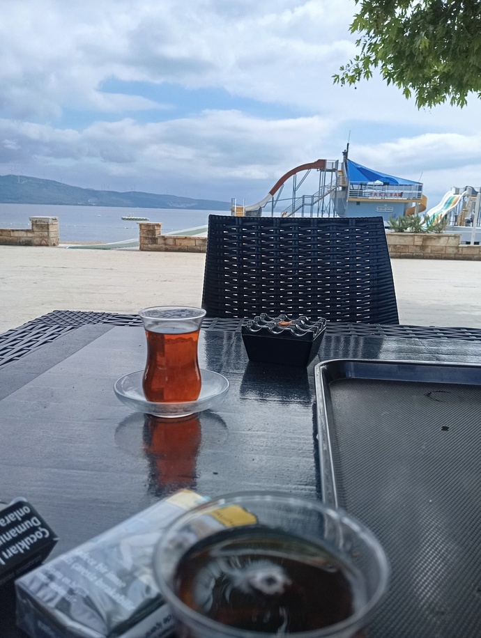 Manzaraya karşı ne içmeyi seversin çay/kahve ya da?