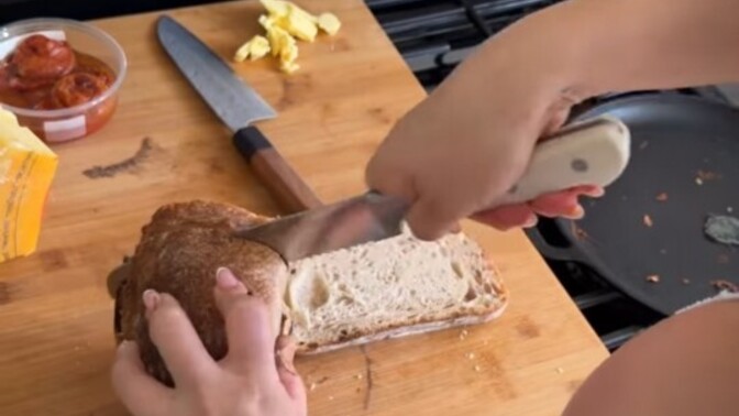 Ekmeği keserek mi yoksa elle kopararak yiyenler daha mı mutlu oluyor?