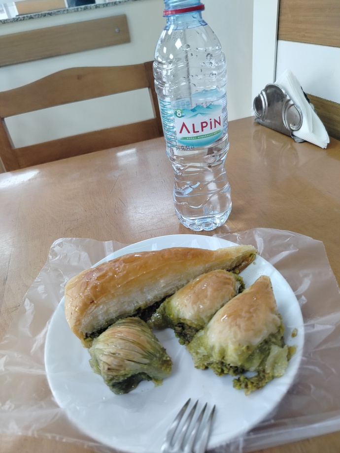 Baklava sever misin, ne sıklıkla yersin, hadi birlikte baklava yiyelim mi?