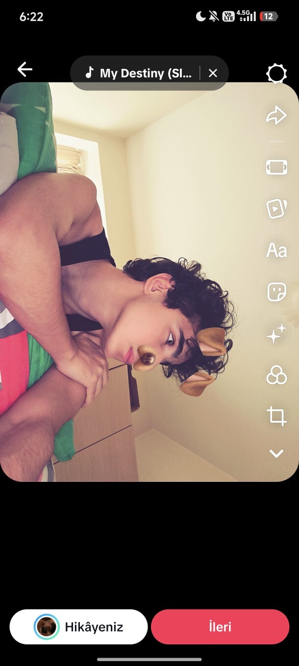 Sizce bu fotoğrafta jön havası var mı, yoksa abartıyor muyum Esmer severler toplansın. 🎭?