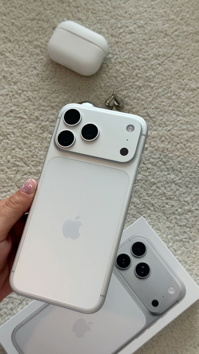 İPhone 17 Pro Max icin sizce hangi renk daha iyi, beyaz mi lacivert mi?