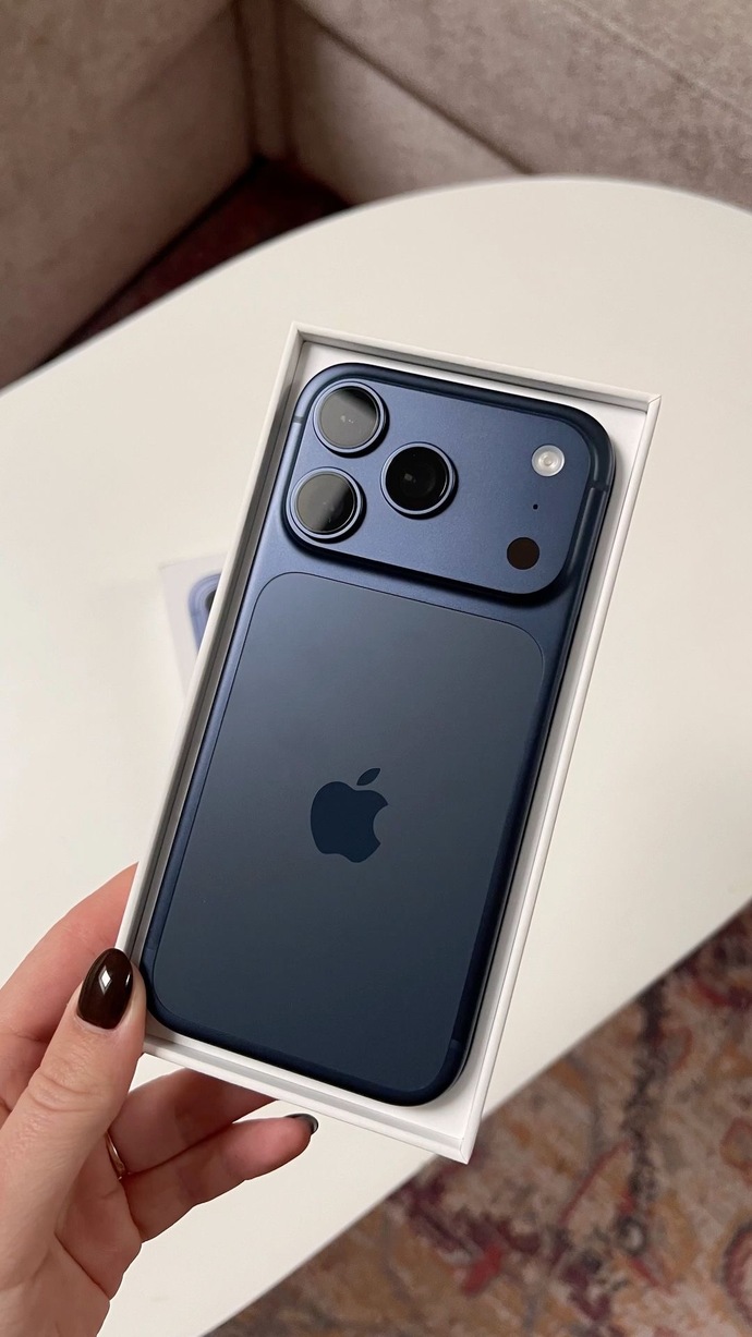 İPhone 17 Pro Max icin sizce hangi renk daha iyi, beyaz mi lacivert mi?