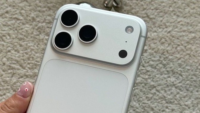 İPhone 17 Pro Max icin sizce hangi renk daha iyi, beyaz mi lacivert mi?