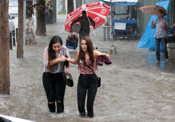 Adanada sağnak yağmur, Vandan ise kar haberleri geliyor. Sizin bulunduğunuz yerde hava nasıl 🌦?