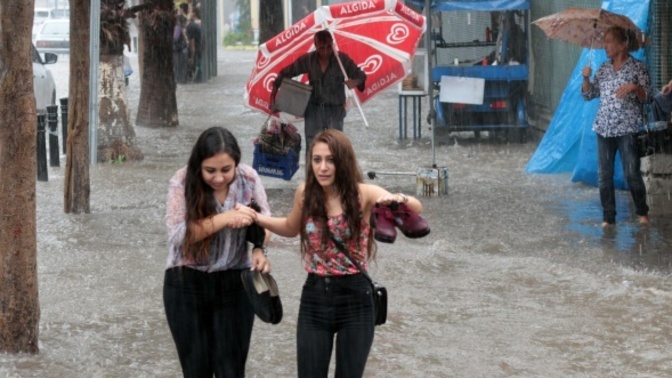 Adana'da sağnak yağmur, Van'dan ise kar haberleri geliyor. Sizin bulunduğunuz yerde hava nasıl 🌦?