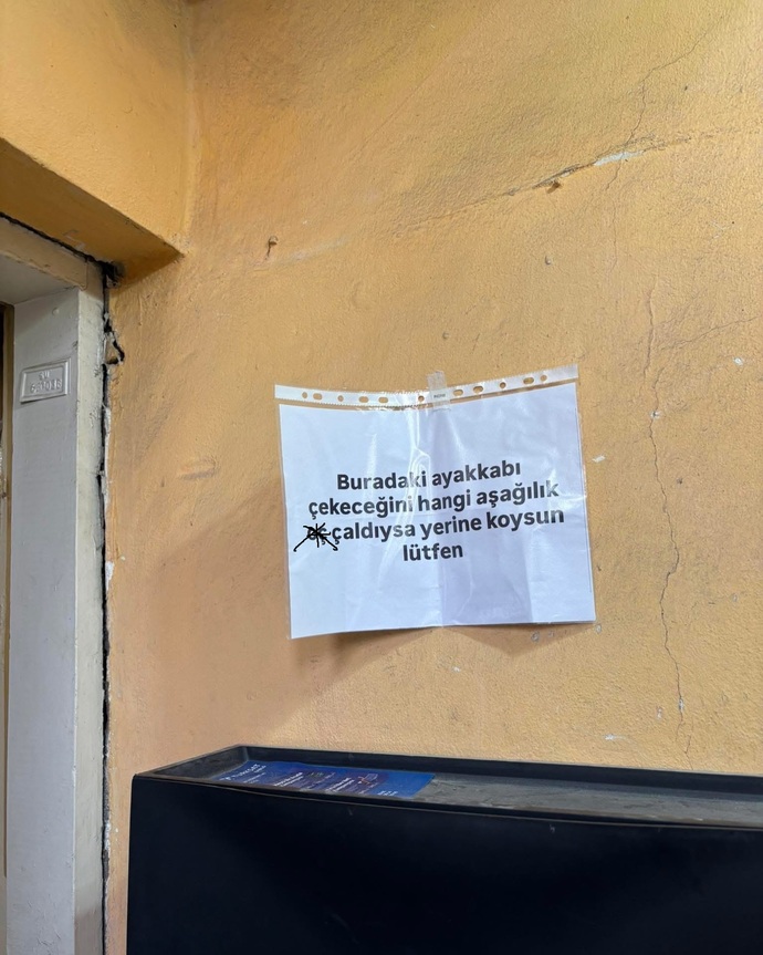 Beyaz kıyafete damlayan vişne suyu mu, yoksa göze kaçan limon suyu mu olmak isterdiniz?