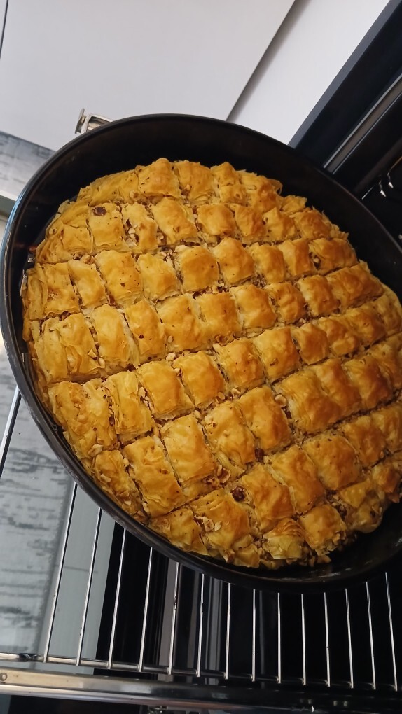 İlk Antep baklavamı kendim açtım, sizce nasıl olmuş güzel mi?