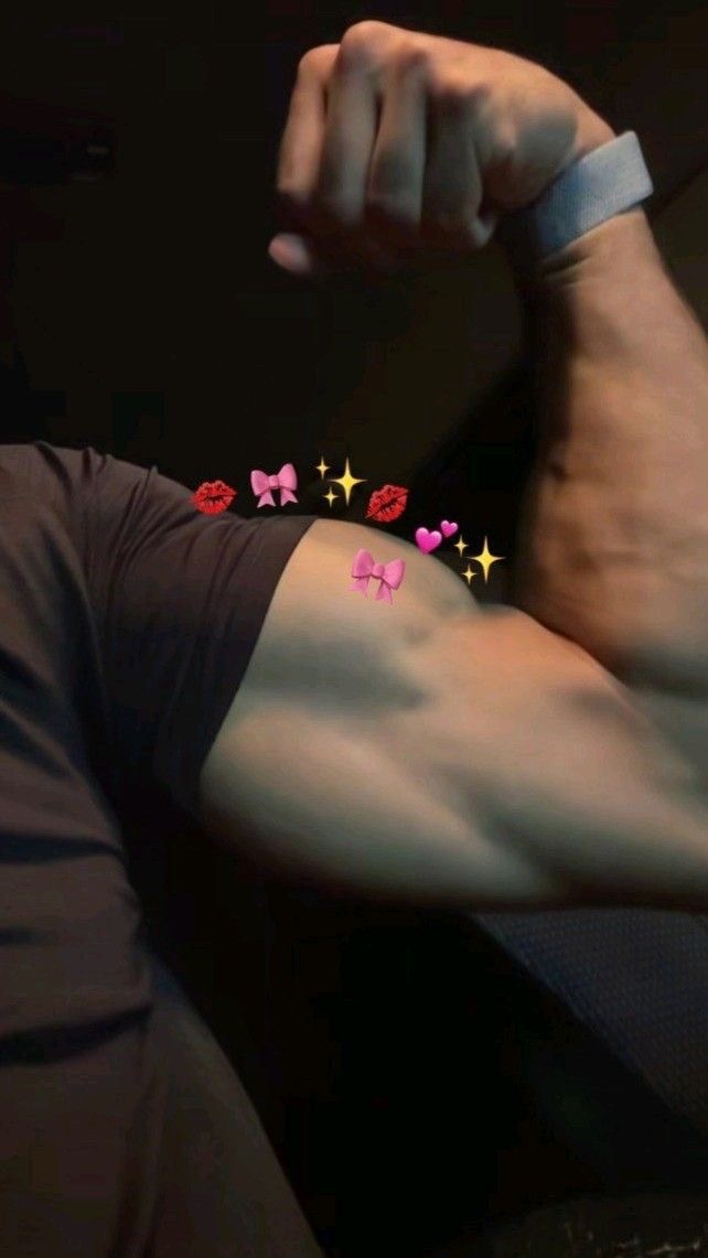 Biceps seven kız var mı?