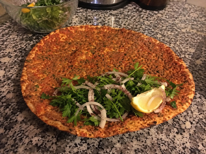 Ev lahmacun sever misiniz? Çok güzel yaparım 🤓?