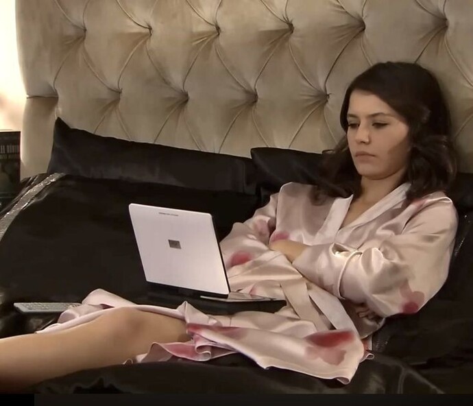 Reklamlardaki markaların indirimli ürünlerini pahalı bulan tek ben miyim?