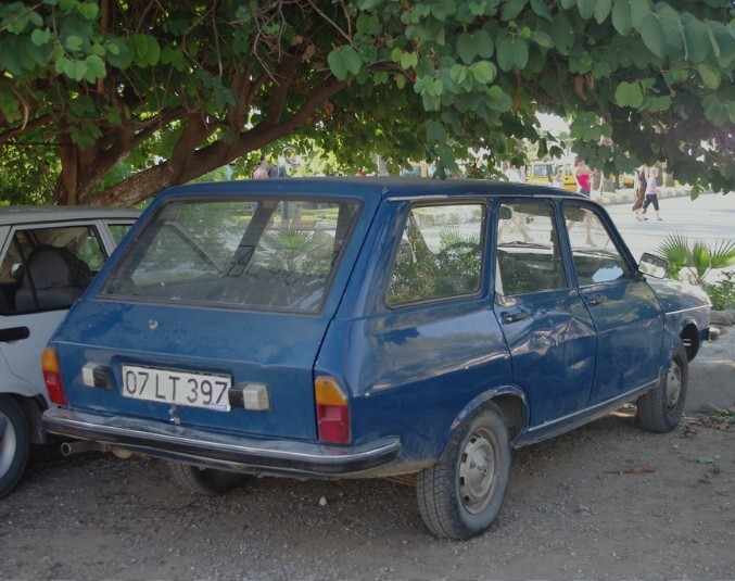 Renault 12 Efsanesine hangi kasa tipi daha çok yakışıyor Sedan mi Station Wagon mu?