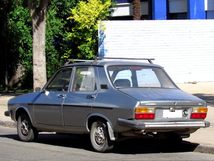 Renault 12 Efsanesine hangi kasa tipi daha çok yakışıyor Sedan mi Station Wagon mu?