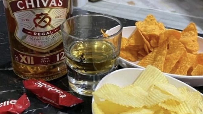 İnsan derdi varken mi içer mutluyken içemez mi?