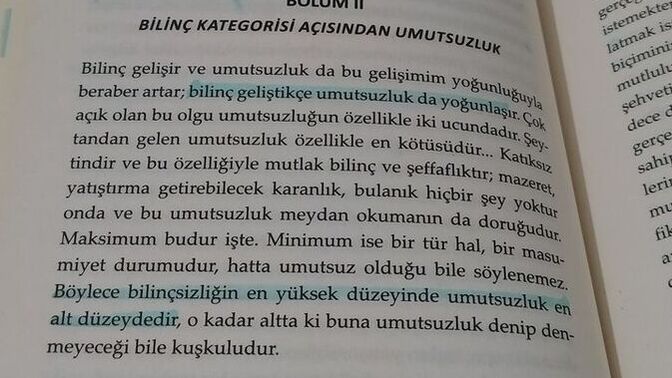 İnsan farkındalık kazandıkça memnuniyeti azalır, mutsuzlaşır. Yine de *bilmek* isteriz değil mi?