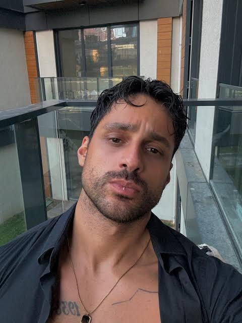 Ekin Mert Daymaz’ı çekici buluyor musunuz, sizce Michele Morrone’ye benziyor mu?