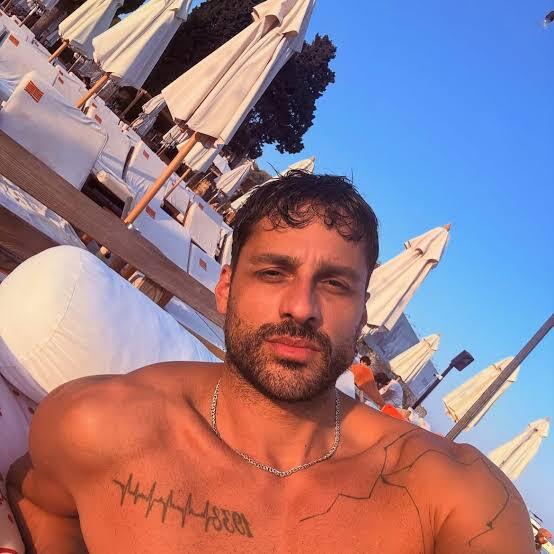 Ekin Mert Daymaz’ı çekici buluyor musunuz, sizce Michele Morrone’ye benziyor mu?