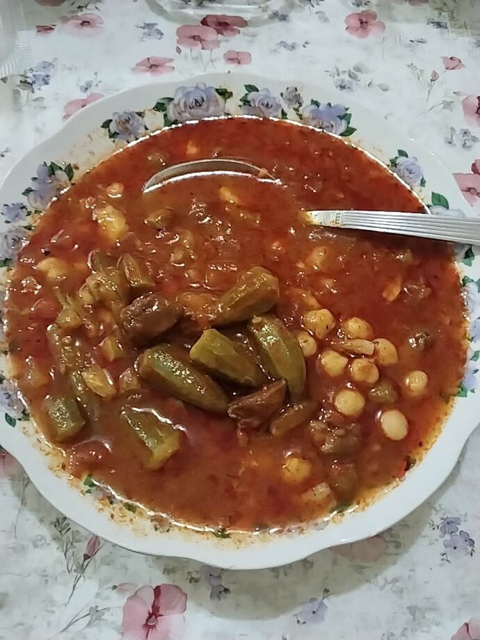 Etli nohutlu bamya yemeğini gerçekten sever misin yoksa asla yemem mi diyorsun?