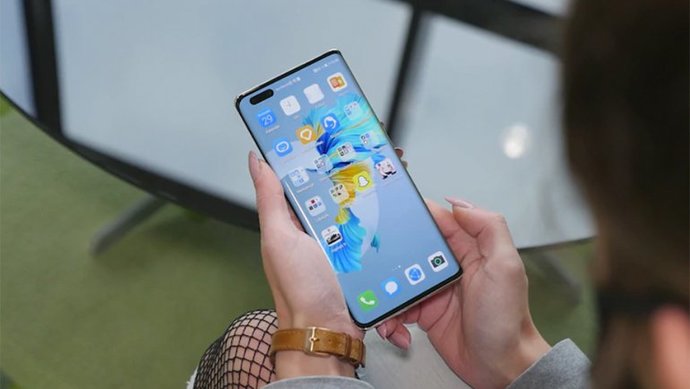 3. Huawei Mate 40 Pro (13 MP Ön Kamera)