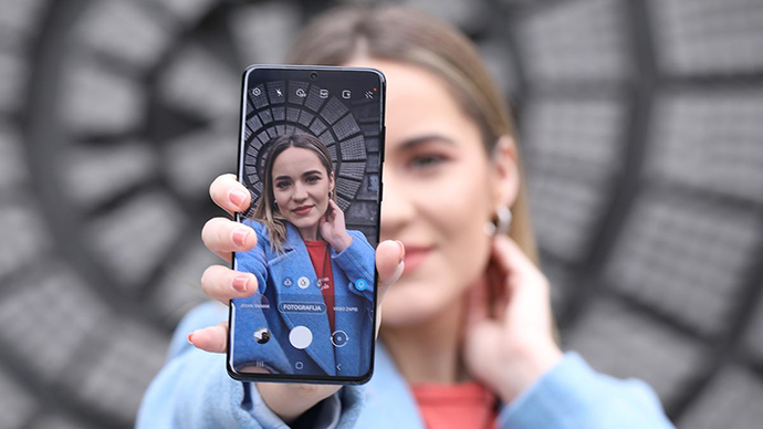 10. Samsung Galaxy S20 Ultra (40 MP Ön Kamera)