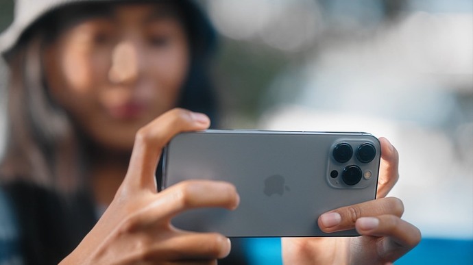 1. Apple iPhone 13 Pro (12 MP Ön Kamera)