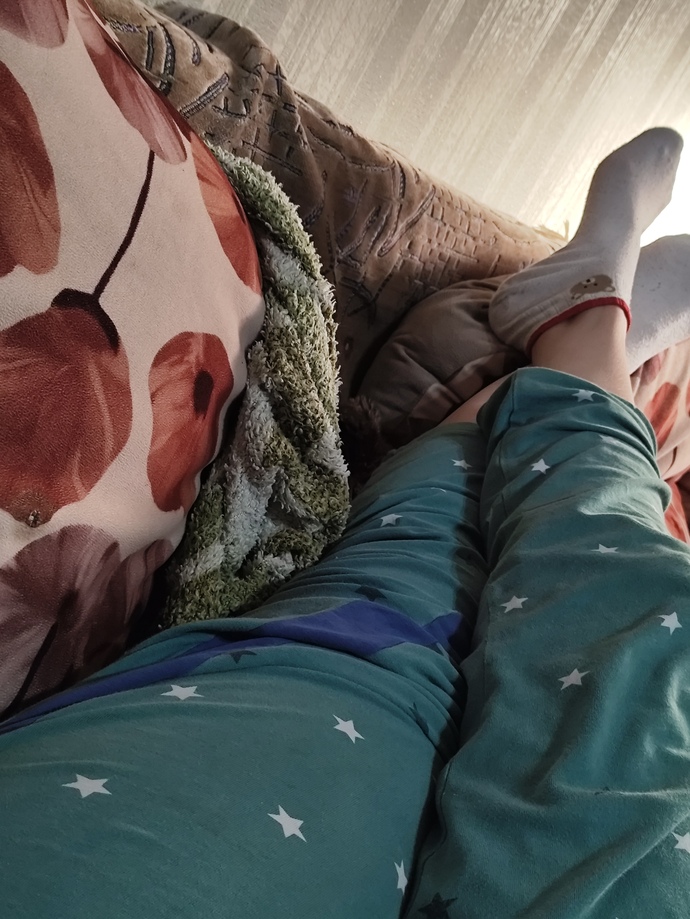 Sonunda şöyle ayaklarımı uzatıp dinlenecek vakit buldum, sizce bu çoraplarla flört bulma şansım var mı?🤭🤭?