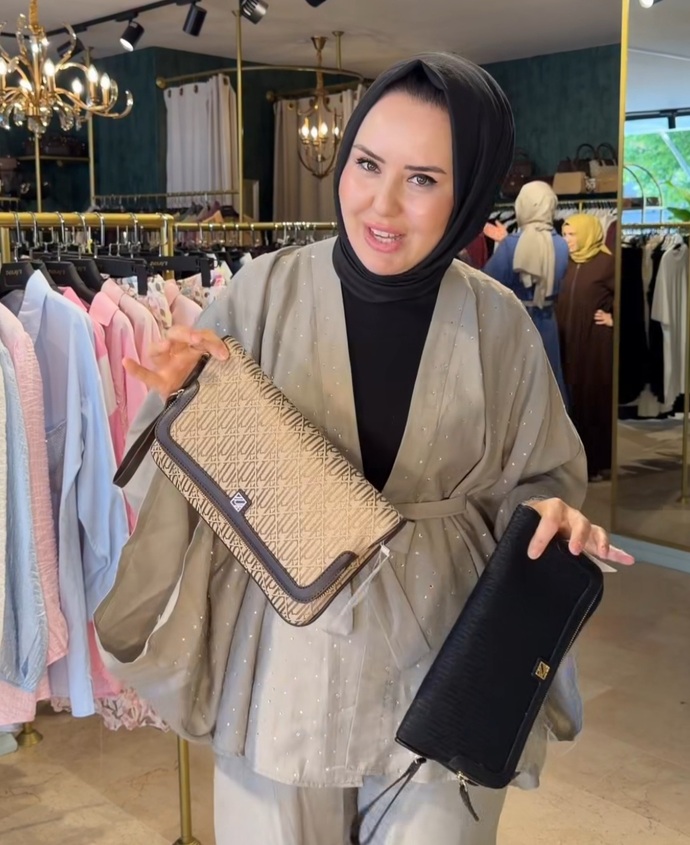 Elimde tuttuğum cantalardan hangisi daha güzel?