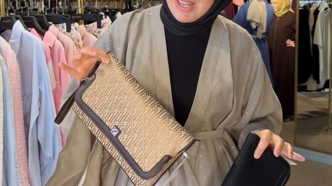 Elimde tuttuğum cantalardan hangisi daha güzel?